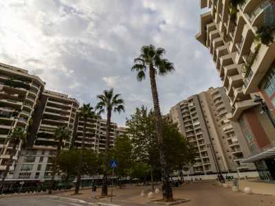 Il complesso, formato da 12 edifici di 13 piani per un totale 350 appartamenti, � disposto su due cortine di forma irregolare che circondano un ampio spazio pubblico...